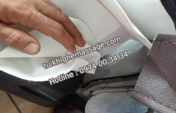 Túi khí ghế massage chưa hư hỏng thợ tới vẫn gạ thay mới